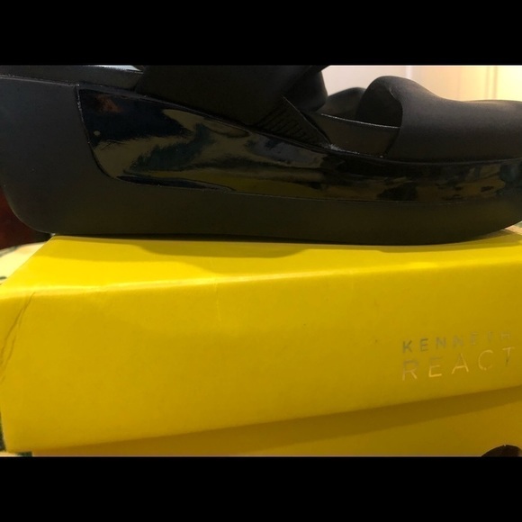Kenneth Cole Reaction Black Sandals - Picture 4 of 4
